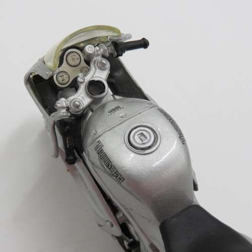 Maisto Triumph 955i Daytona model motorcycle - Scale 1/18