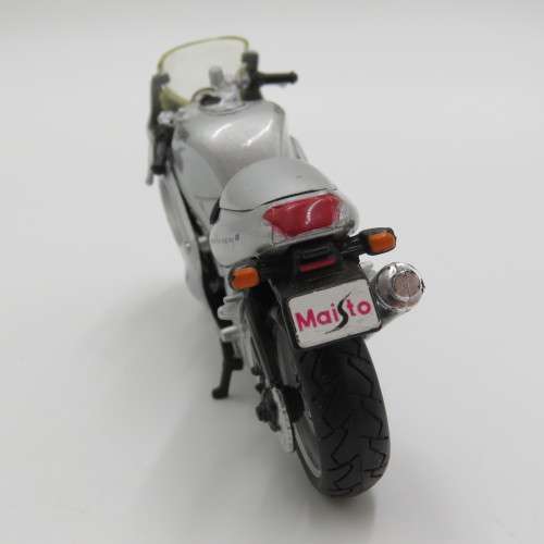 Maisto Triumph 955i Daytona model motorcycle - Scale 1/18