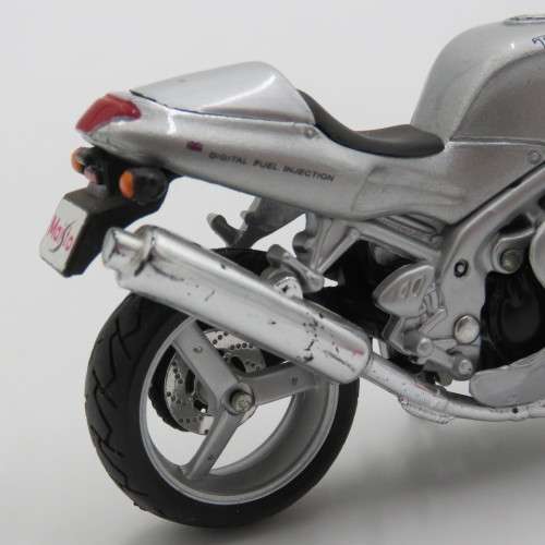 Maisto Triumph 955i Daytona model motorcycle - Scale 1/18