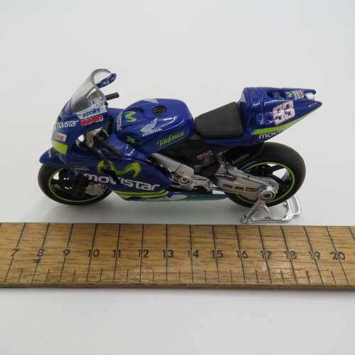 Maisto 2005 Honda RC211V Movistar MotoGP model motorcycle - #33 Marco Melandri - Scale 1/18