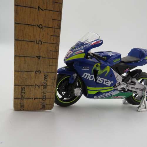 Maisto 2005 Honda RC211V Movistar MotoGP model motorcycle - #33 Marco Melandri - Scale 1/18