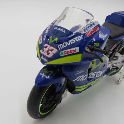 Maisto 2005 Honda RC211V Movistar MotoGP model motorcycle - #33 Marco Melandri - Scale 1/18