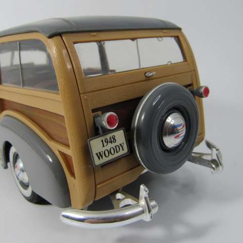 Maisto 1948 Woody Chevy Fleetmaster die-cast model car - scale 1/18