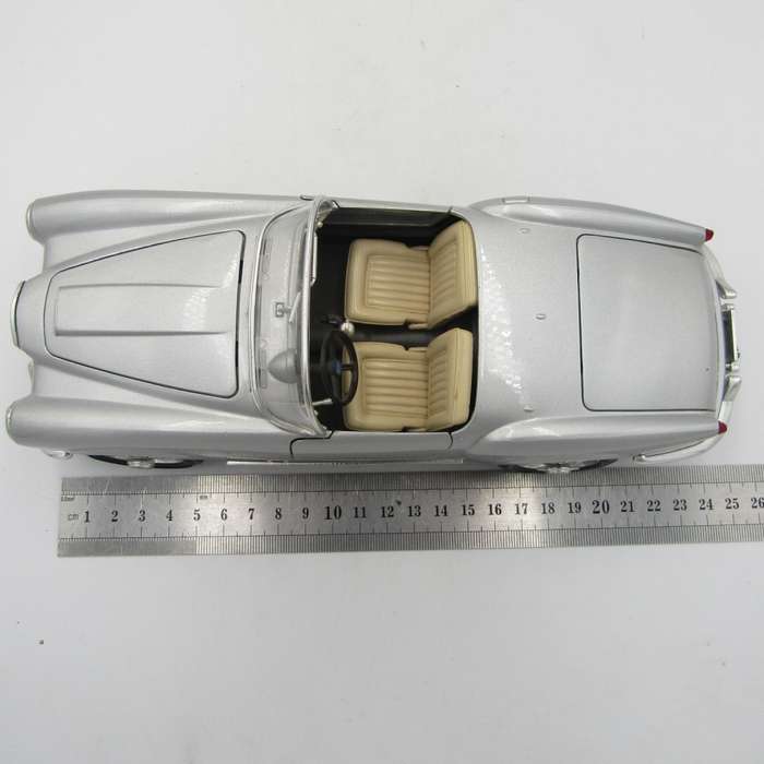 Bburago 1955 Lancia Aurelia B24 Spider die-cast model car - scale 1/18