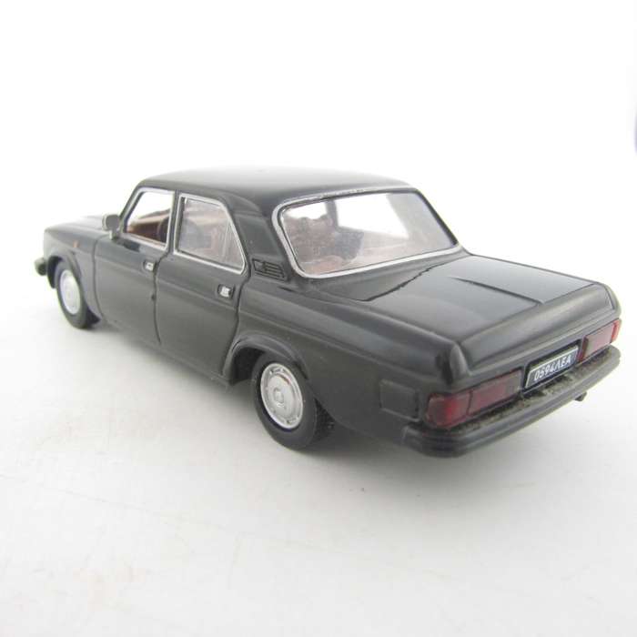 Universal Hobbies Gaz Volga die-cast model car - scale 1/43