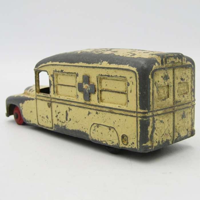 Meccano Dinky Toys Daimler Ambulance die-cast toy car - missing front tyres