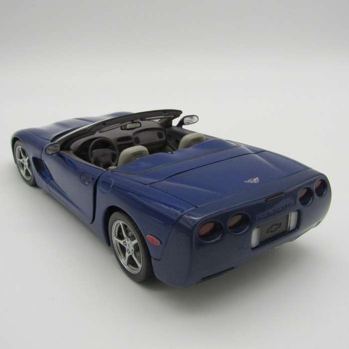 AutoArt Chevrolet Corvette die-cast model car - scale 1/18