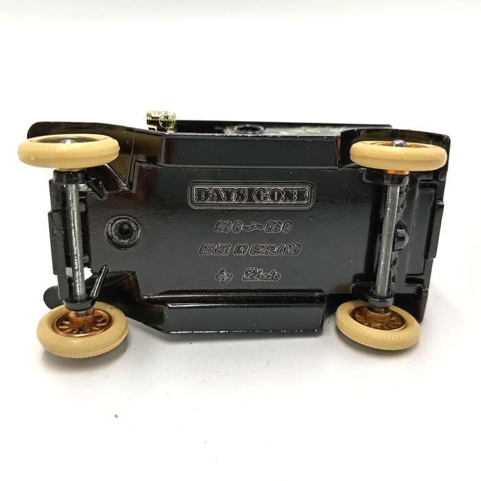 Lledo Days Gone Model T Ford - Days gone collectors club in box with figurines