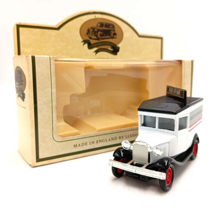 Lledo Ford Model A Daily Express ` war declared` delivery van model car in box