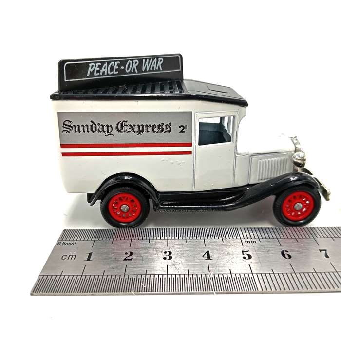 Lledo Ford Model A Daily Express ` war declared` delivery van model car in box