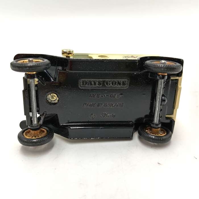 Lledo Ford model T City of London Police Ambulance in box with figurines