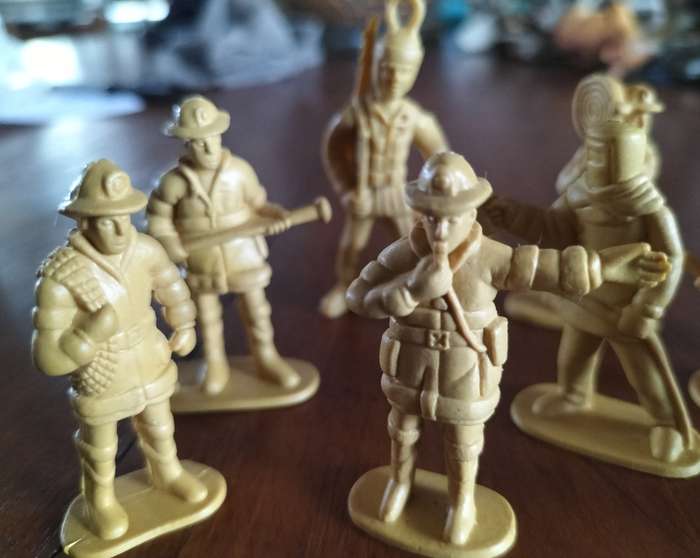 Vintage plastic toy figurines (X 9) -firefighters