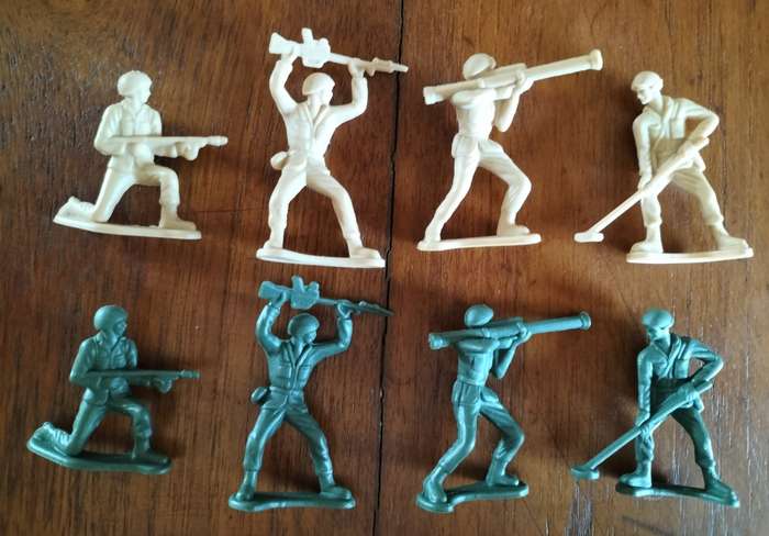 Vintage plastic military figures (x 19)