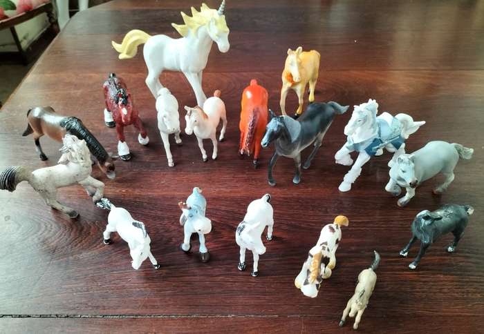 Collection of 20 plastic horses - vintage toys
