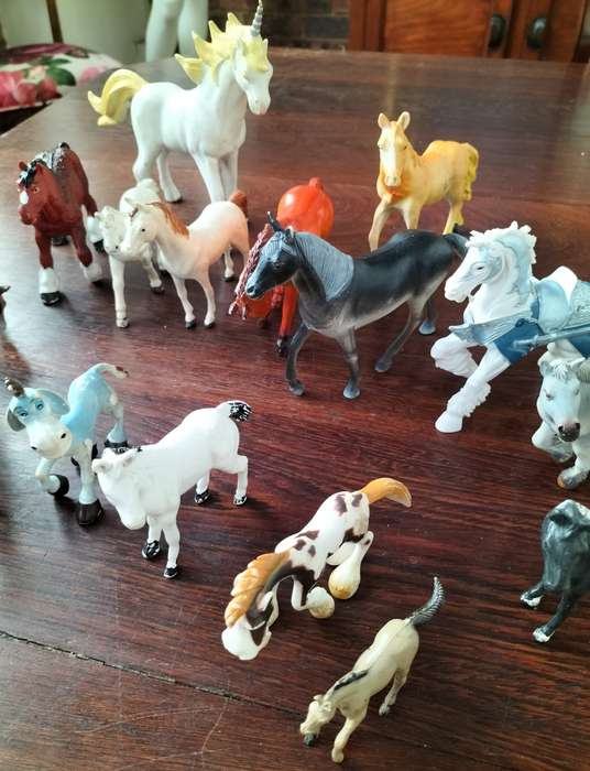 Collection of 20 plastic horses - vintage toys