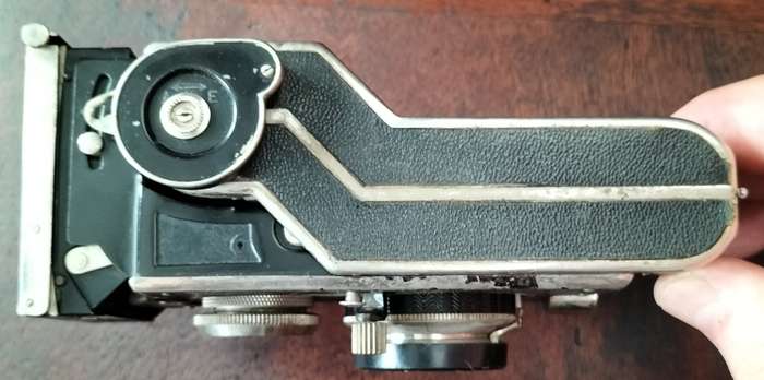 Vintage German made twin lens reflex camera (Welta Perfekta - 1930s). With issue