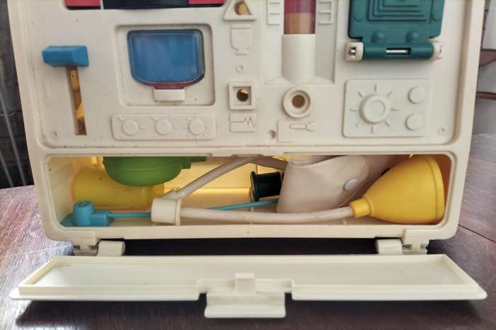 Vintage Tomy toy - Doctor do a lot - Medical case