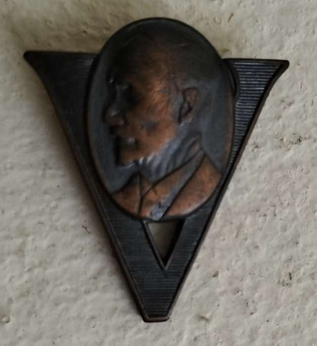 Small Jan Smuts victory pin