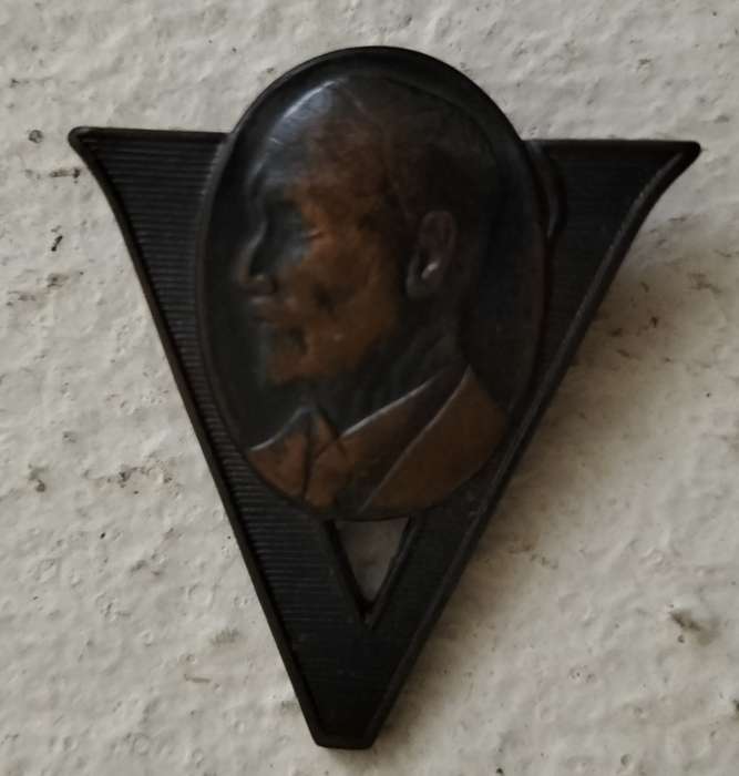 Small Jan Smuts victory pin