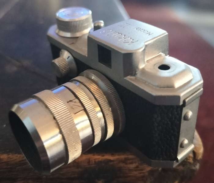 Vintage Miniature Kiku 16 Model II camera (1954).