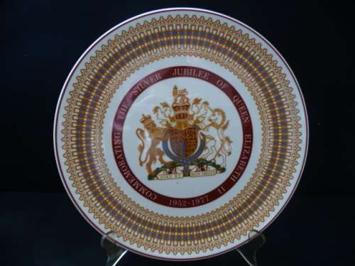 Silver Jubilee of HM QEII 1952-1977 Royal Tuscan Member of Wedgwood Hanging Plate. 27cm diameter.