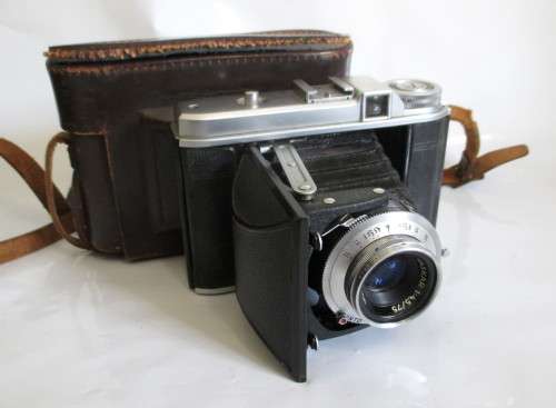 Vintage Voigtlander Perkeo I Camera 120 Roll Film Camera, Vaskar 75mm f/4.5 Lens in case.