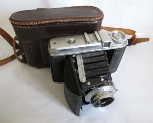 Vintage Voigtlander Perkeo I Camera 120 Roll Film Camera, Vaskar 75mm f/4.5 Lens in case.