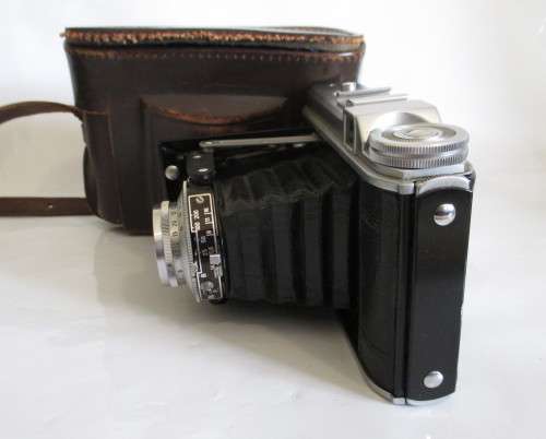 Vintage Voigtlander Perkeo I Camera 120 Roll Film Camera, Vaskar 75mm f/4.5 Lens in case.