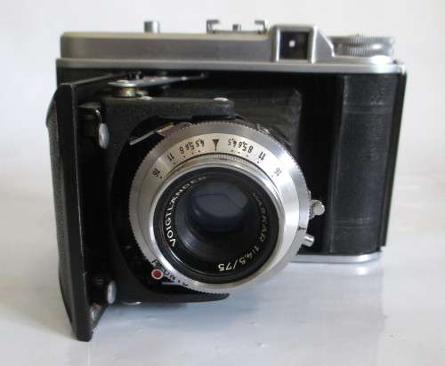 Vintage Voigtlander Perkeo I Camera 120 Roll Film Camera, Vaskar 75mm f/4.5 Lens in case.
