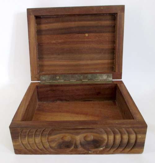 Hand Carved Wooden Jewelry box. Large  22.5 x 17 x 9,5cm