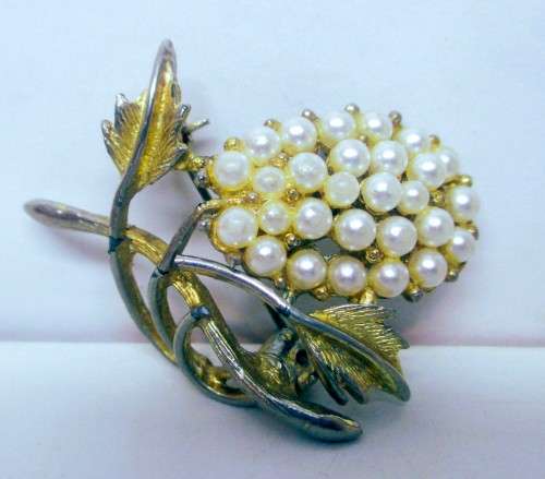 VINTAGE GOLD TONE HOLLYWOOD SIGNED SEED PEARL BROOCH. 45mm.