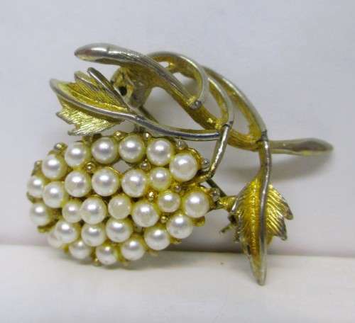 VINTAGE GOLD TONE HOLLYWOOD SIGNED SEED PEARL BROOCH. 45mm.