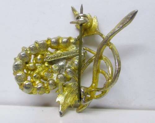 VINTAGE GOLD TONE HOLLYWOOD SIGNED SEED PEARL BROOCH. 45mm.