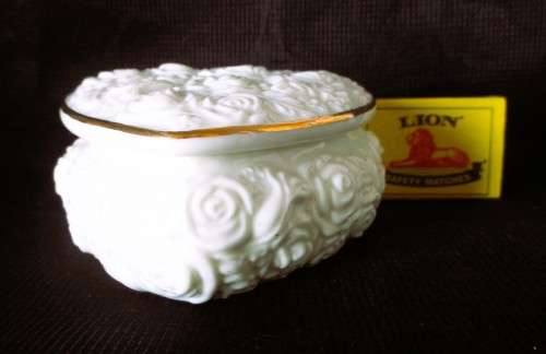 Lenox Heart Shaped Trinket Box with Gold Trim Cream Roses. Just Lovely. 95 x 50mm. Spotless