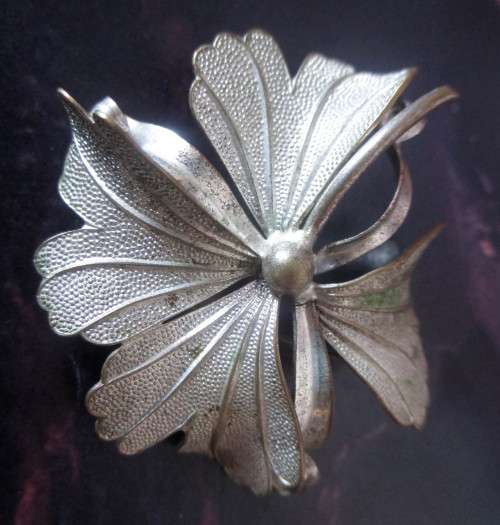Vintage Trifari Silver Tone Flower Brooch. 50mm diameter.