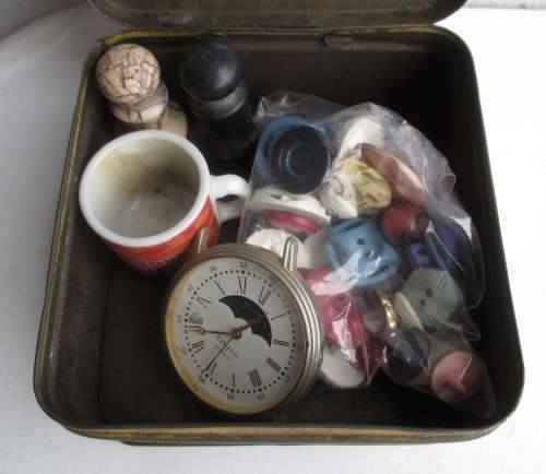VINTAGE SMALL TIN WITH MISCELLANEOUS ITEMS INSIDE. 10X10X4CM