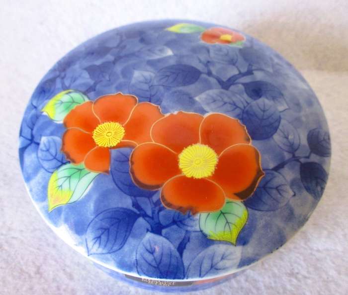 Vintage Japanese Genuine Imaro Porcelain Round Trinket Box With Lid. 120 x 60mm. Spotless.