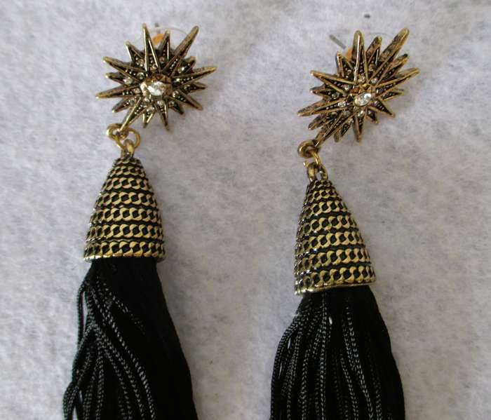 Lovisa Earrings Black gold tassle, festive. 10cm