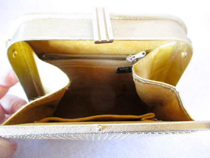 Lovely gold-tone mesh boxed evening bag/purse/clutch. 17x17x5cm. No sling.