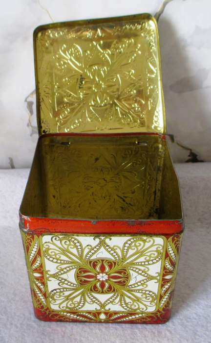 Vintage Collectible Daher Tin Made in England Hinged Lid. 10x10x10cm.