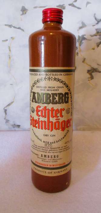 Vintage AMBERG Egter Steinhager Dry Gin, Terracotta 750 ml Bottel. 290mm high.