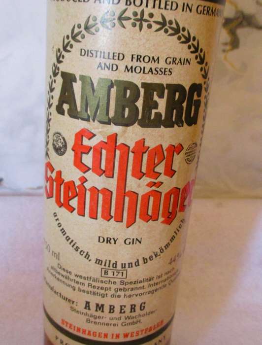 Vintage AMBERG Egter Steinhager Dry Gin, Terracotta 750 ml Bottel. 290mm high.