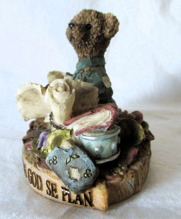 Very cute Resin Bear figurene, lots of detail. Vertrou op die wysheid van god se plan. 80x10xm