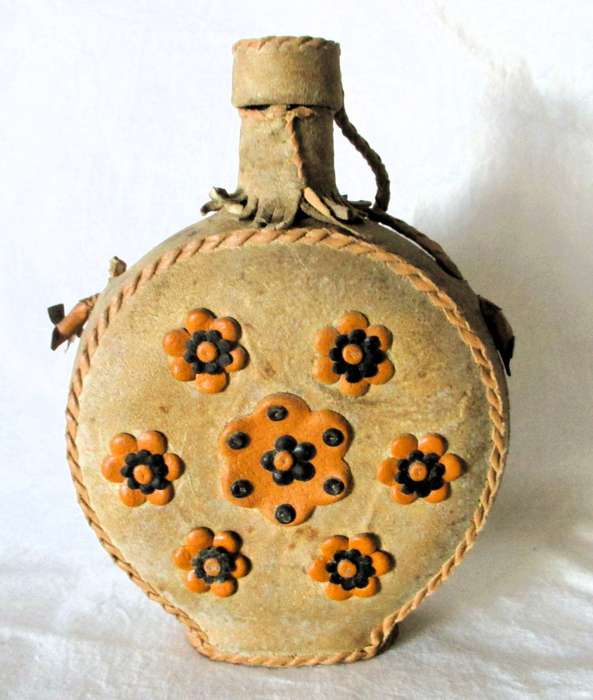 Vintage leather covered bockbeutel glass wine of whiskey bottle. 180 x 130 mm Lovely item.