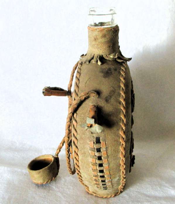 Vintage leather covered bockbeutel glass wine of whiskey bottle. 180 x 130 mm Lovely item.