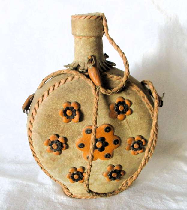 Vintage leather covered bockbeutel glass wine of whiskey bottle. 180 x 130 mm Lovely item.