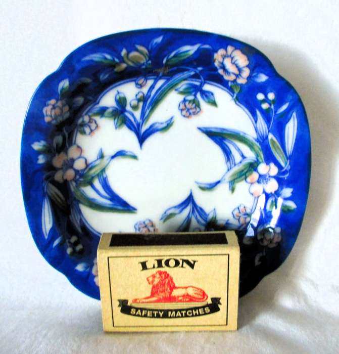 Lovely Genuine Imperial Imari small hanging plate. 120mm diameter