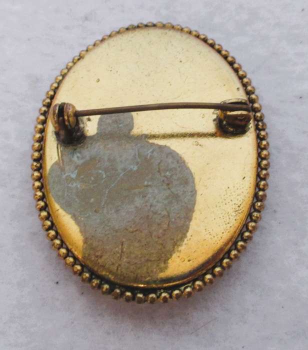 Beautiful Vintage Victorian Scene Man and Woman Oval Shaped Gold Tone Edge Brooch. 45x35mm