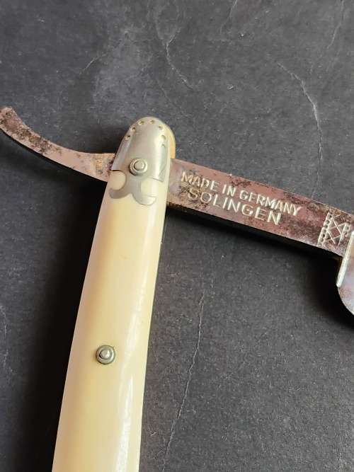Bismarck Solingen made in Germany Cut Troat Razor - in original plastic container (very nice conditi
