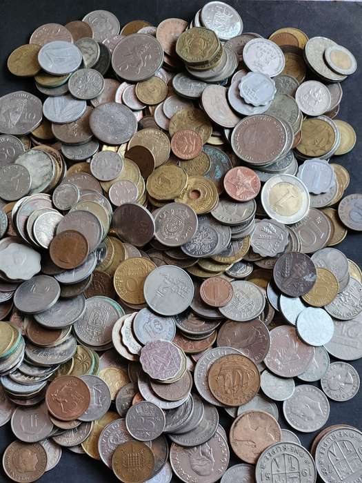 Mixed lot of World Coins 2 kg - as per photograph